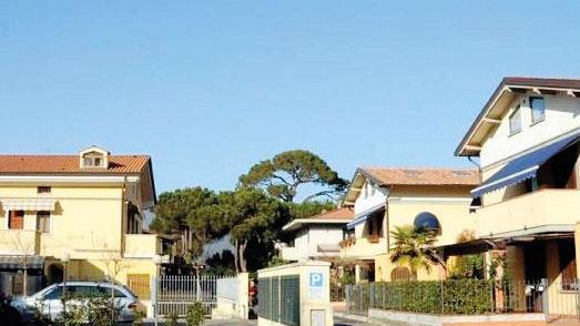 Spari nella notte, colpito il cancello di una villetta a Marina di Massa