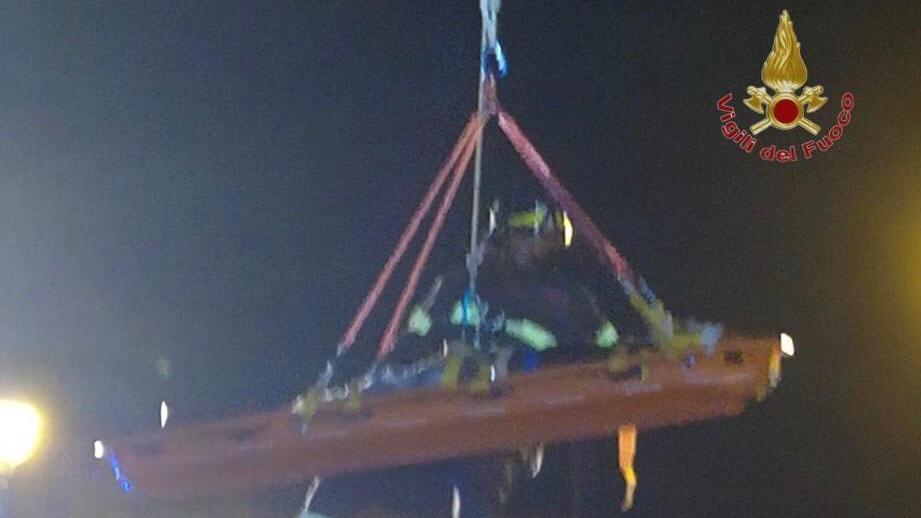 I vigili del fuoco recuperano il ragazzo caduto dalle spallette