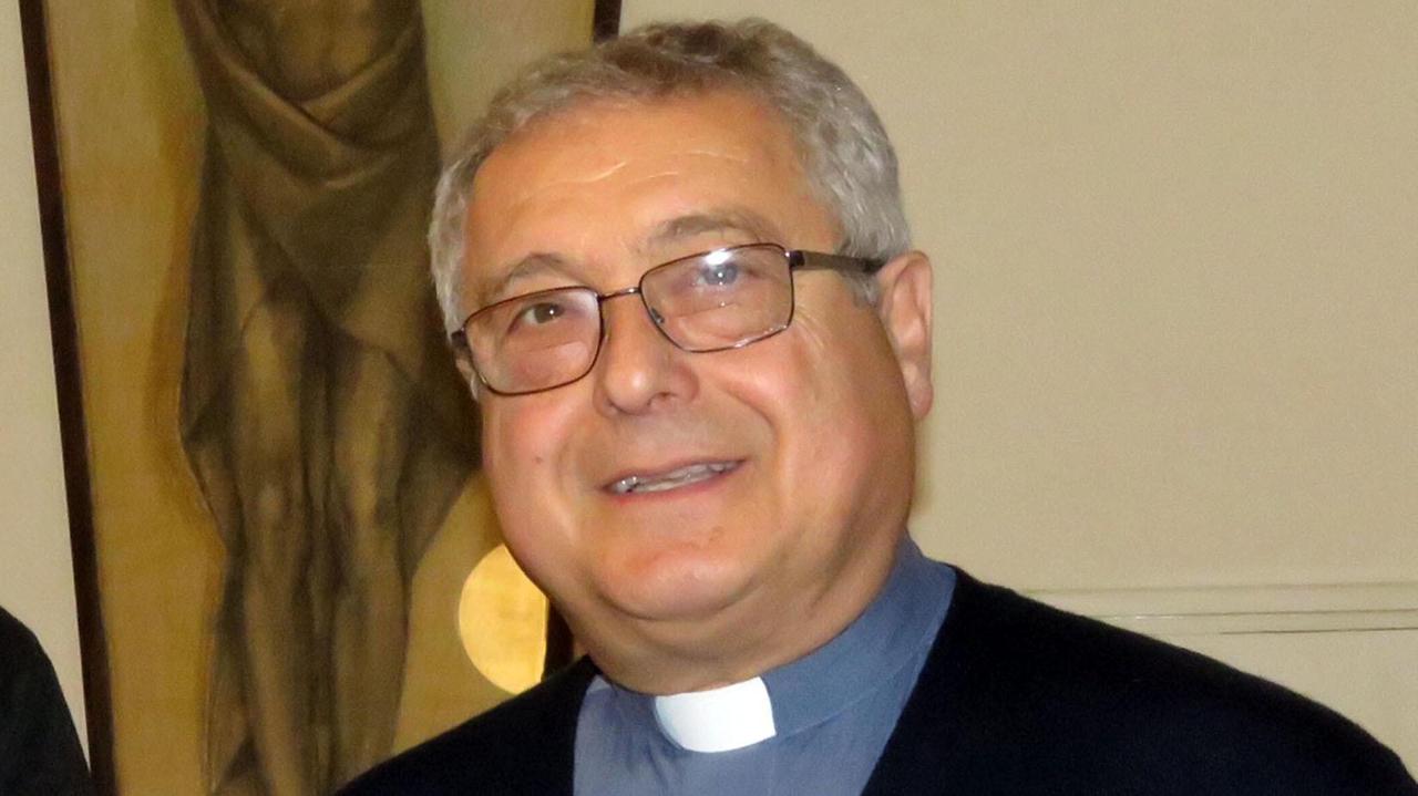 Un vescovo in mezzo al popolo: monsignor Nerbini va a mangiare un panino da Farid