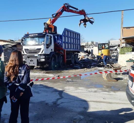 La ricetta del sindaco di Pisa per sgomberare i rom: soldi agli abusivi per lasciare le baracche 