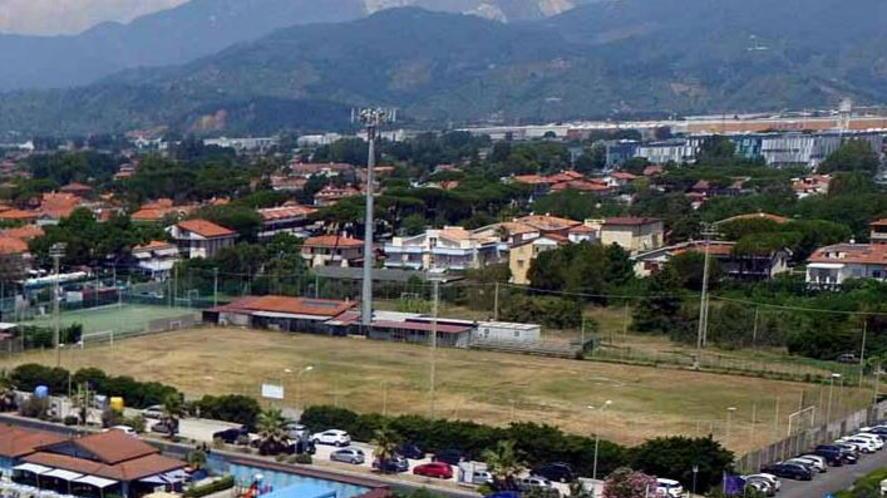 Zero finanziamenti per gli impianti sportivi massesi. E il campo di Marina rischia di chiudere