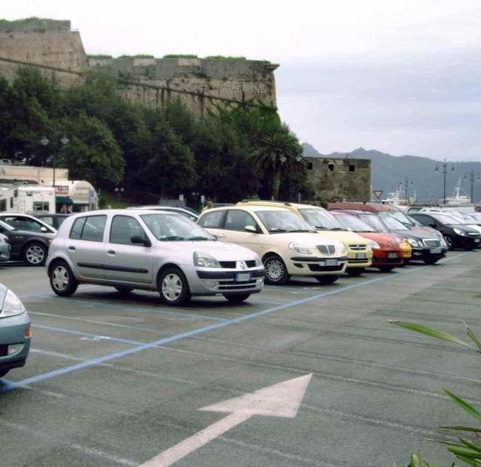 Via il balzello, i parcheggi tornano gratuiti 