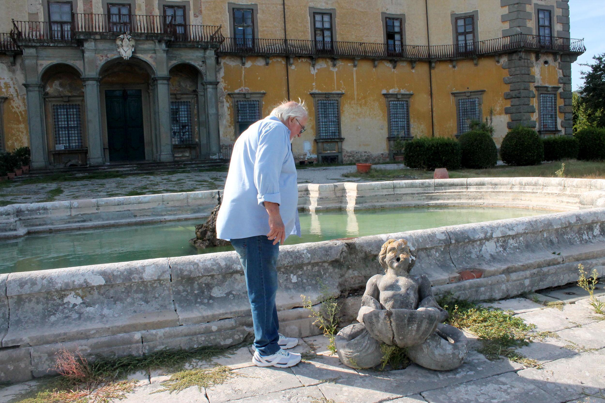 Assalto di notte alla Villa Bellavista, vandali danneggiano la vasca e i vasi (foto Paolo Nucci)