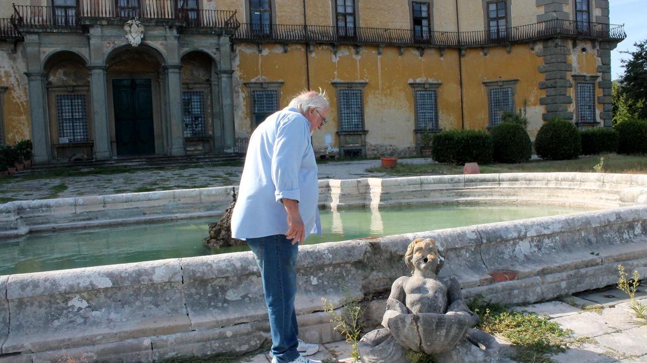 Assalto di notte alla Villa Bellavista, vandali danneggiano la vasca e i vasi (foto Paolo Nucci)