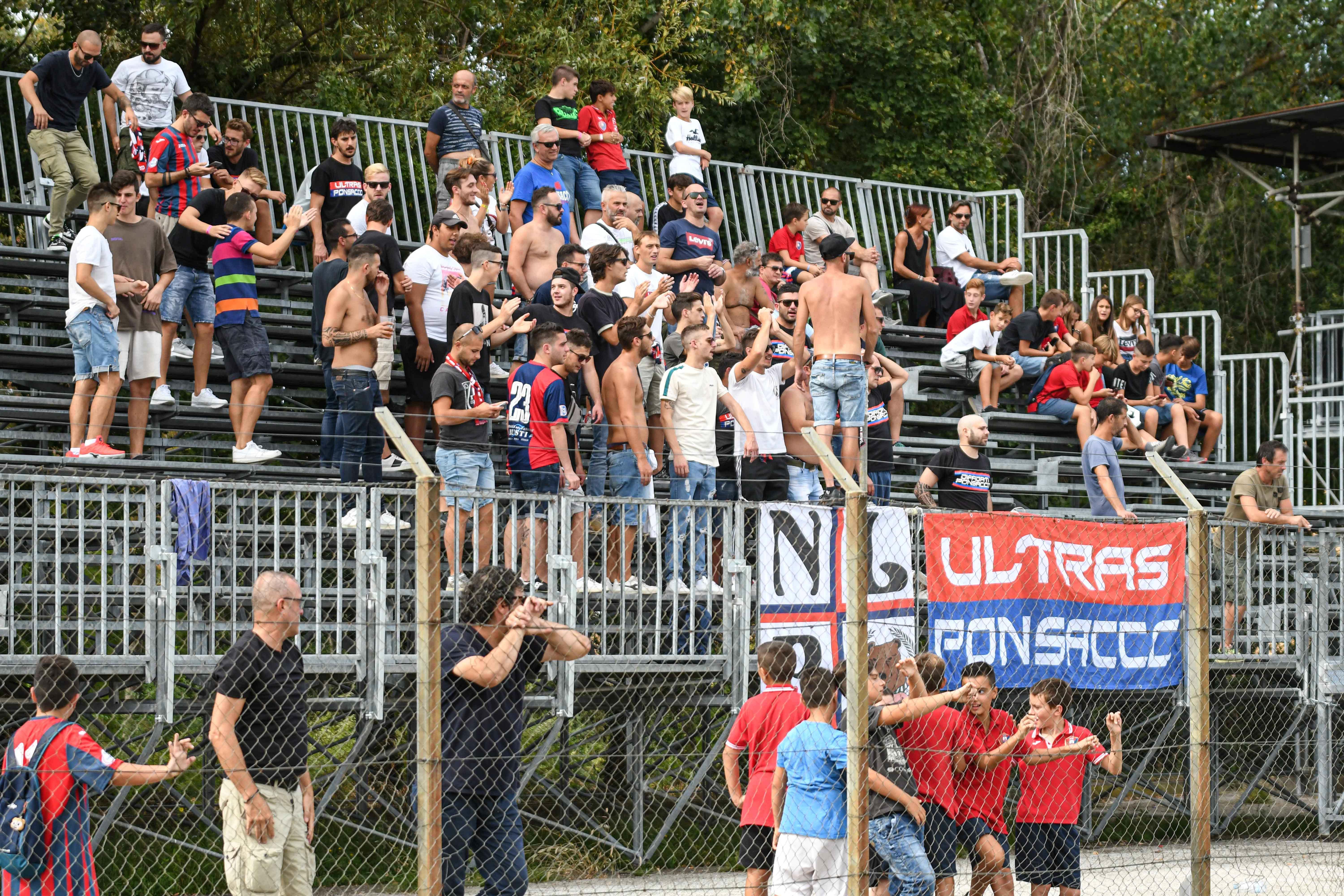 Il tifo del Ponsacco durante la partita tra i rossblù e il Foligno