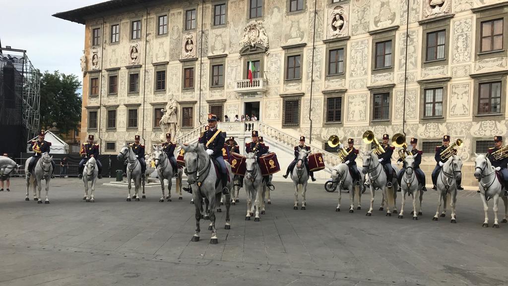 All'ombra della Torre la Fanfara a cavallo della polizia - Video