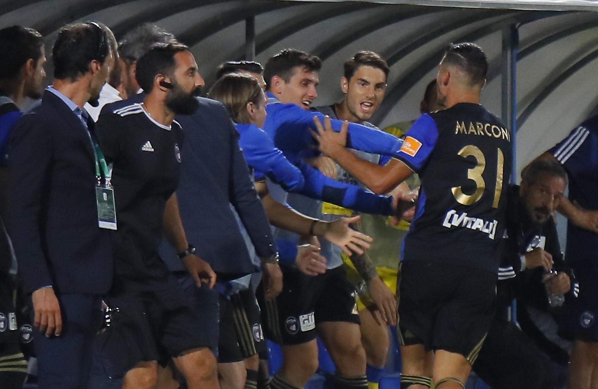 La panchina nerazzurra festeggia Marconi-gol