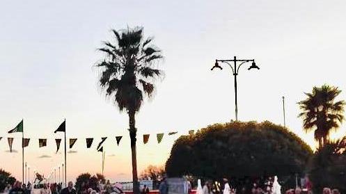 A cena sul pontile per salutare la stagione estiva