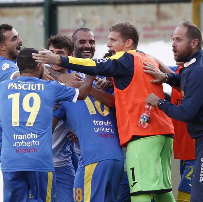 Carrarese al completo per battere la Pistoiese Incognita ultras: sciopero del tifo a inizio gara 