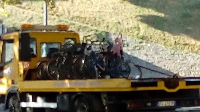 C’è il corteo della Santa Croce Rimosse 12 bici sul percorso