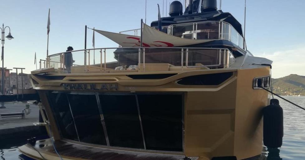 Un super yacht color oro