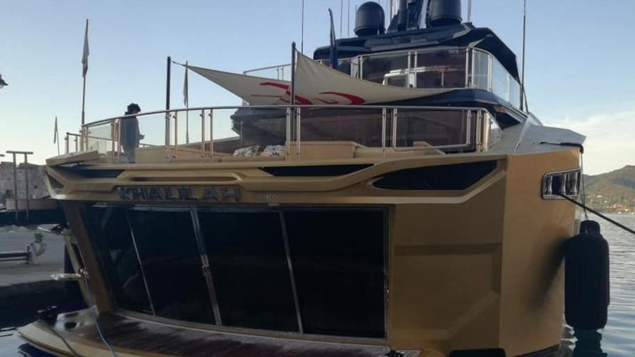 Un super yacht color oro