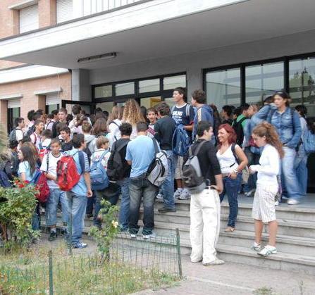 Festa degli studenti allo stadio e diario in regalo dalla polizia 