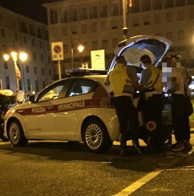 La polizia municipale denuncia due uomini ubriachi al volante