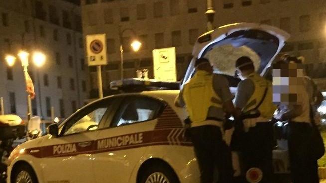 La polizia municipale denuncia due uomini ubriachi al volante