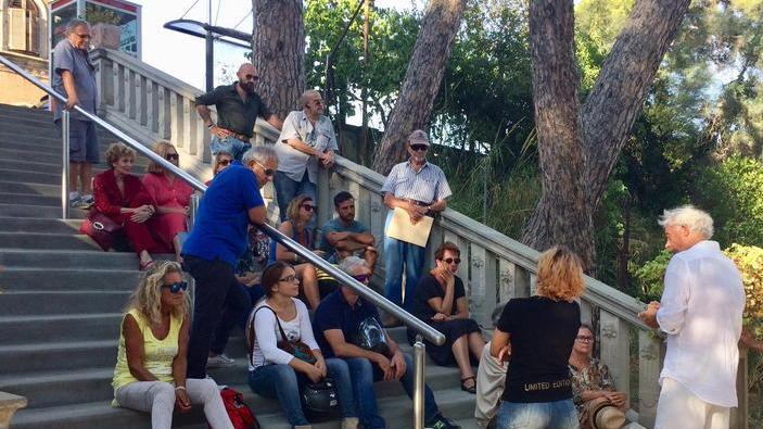 Davanti al Pineta per dire no al progetto del parcheggio