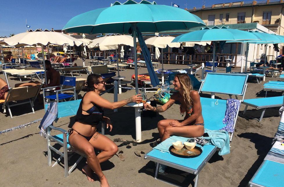 Bagni ancora aperti, tanta gente sotto l’ombrellone