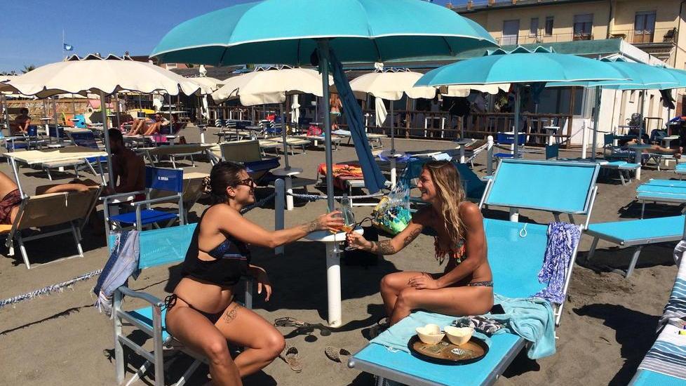 Bagni ancora aperti, tanta gente sotto l’ombrellone