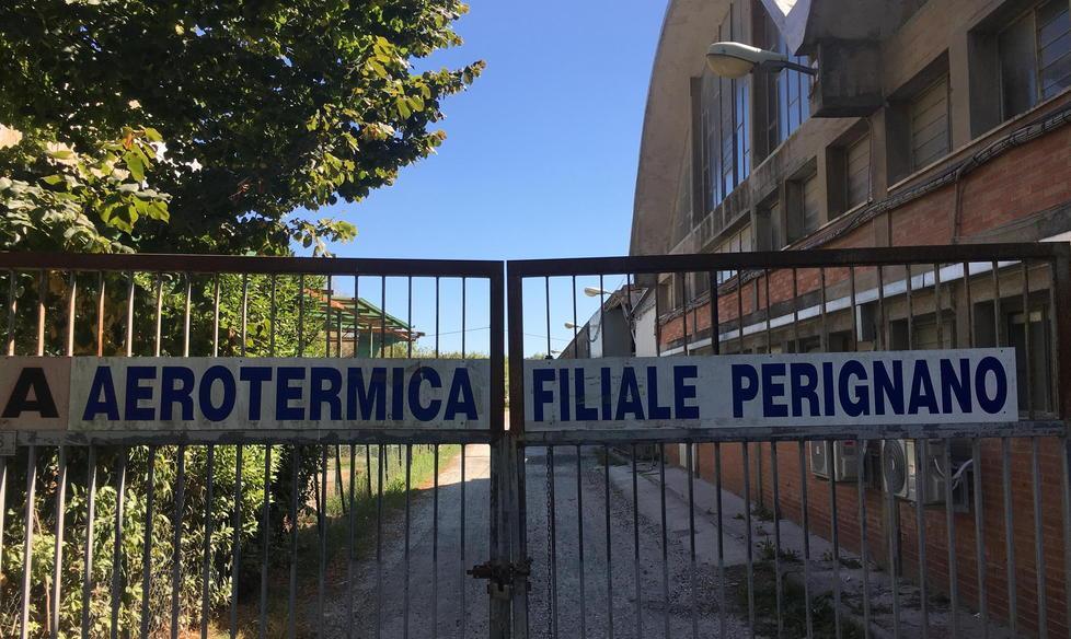 Appiccano il fuoco nel cortile di un’azienda Si indaga sulle cause
