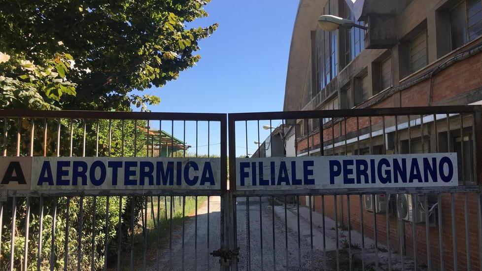 Appiccano il fuoco nel cortile di un’azienda Si indaga sulle cause