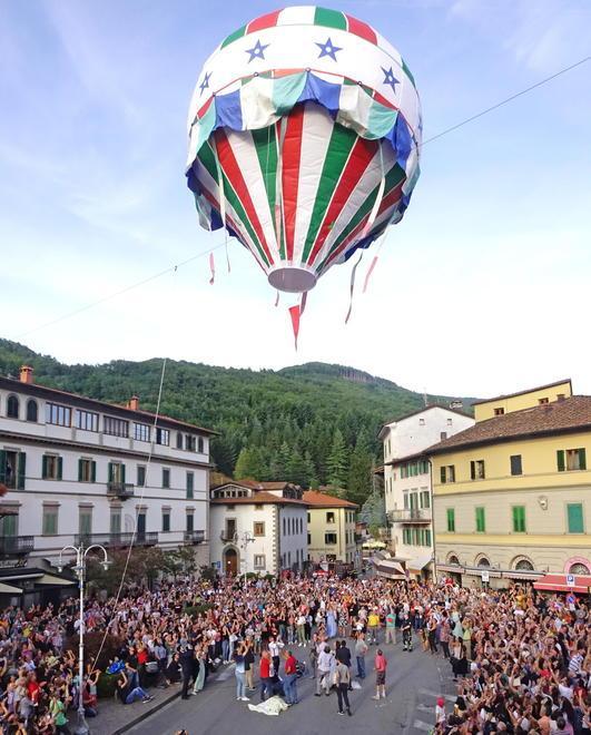 La mongolfiera sale in cielo per Santa Celestina (foto Lorenzo Gori)