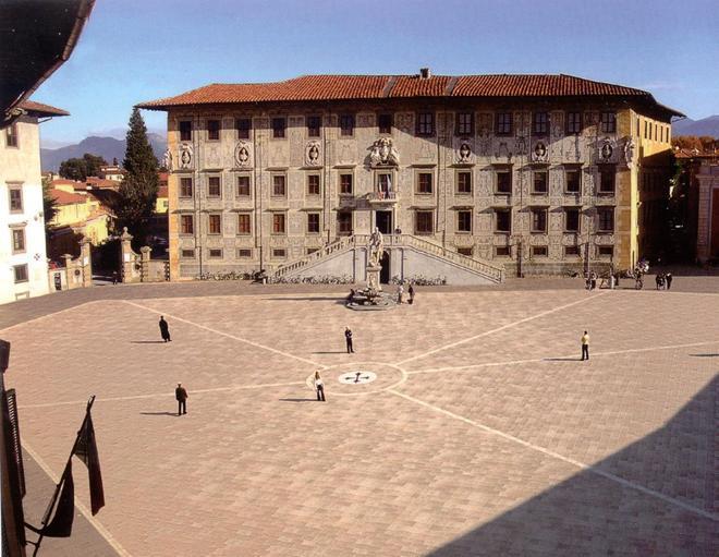 Nessun simbolo in piazza dei Cavalieri 