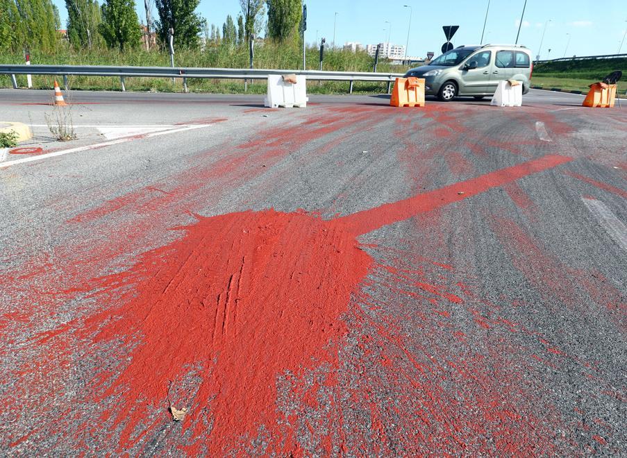 Sversamento di vernice Oggi lavori di pulizia Variazioni alla mobilità