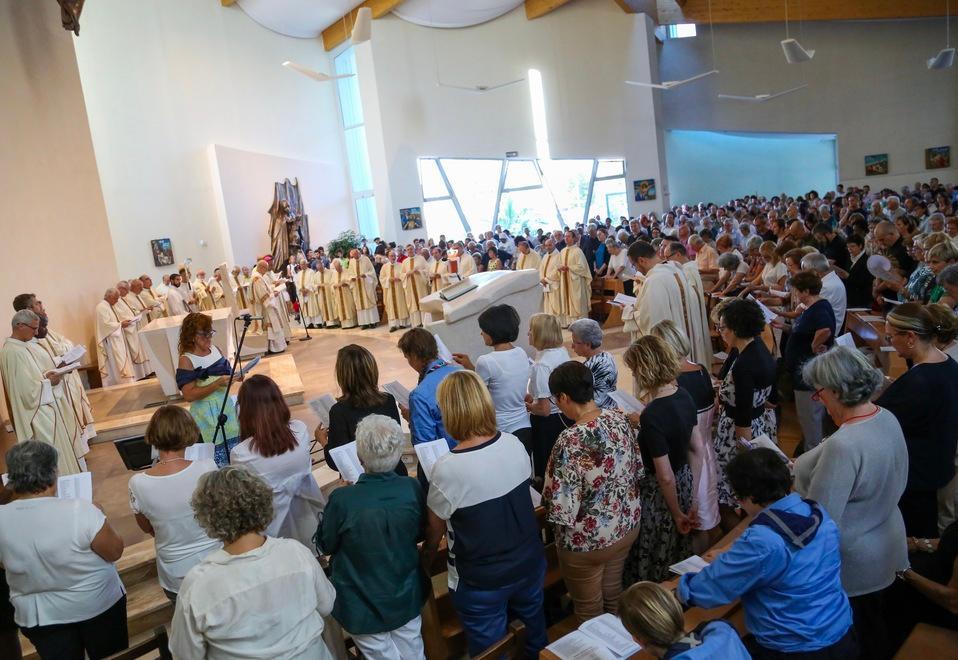 Modena Est. Festa con il vescovo per la nuova Regina Pacis 