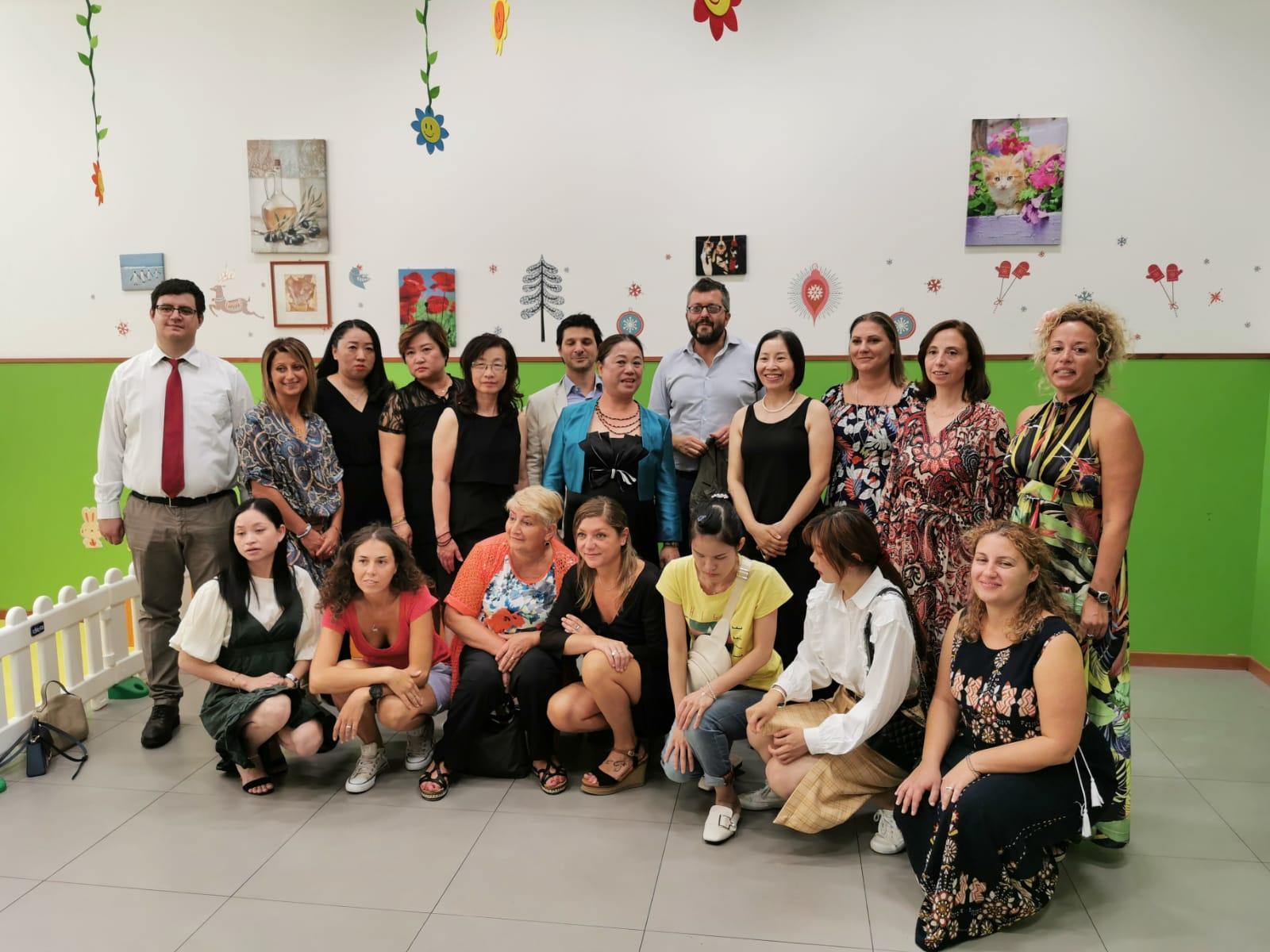 Foto di gruppo all’inaugurazione della scuola “Isola felice”