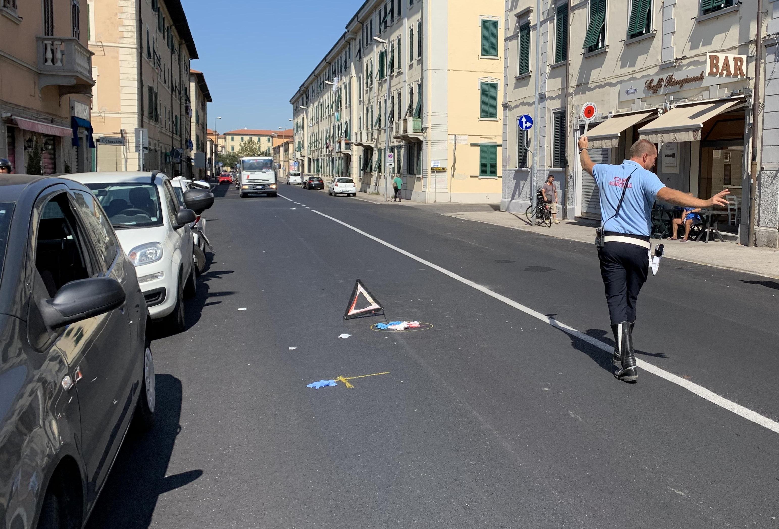 Cadono dal motorino sul viale del Risorgimento, gravi marito e moglie
