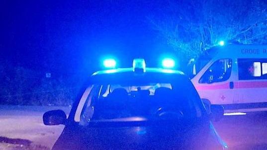 Perde il controllo del motorino e finisce in un campo: è in coma