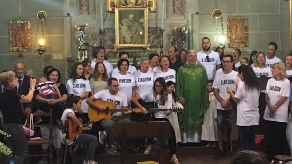 Perignano saluta don Armando con le t-shirt personalizzate