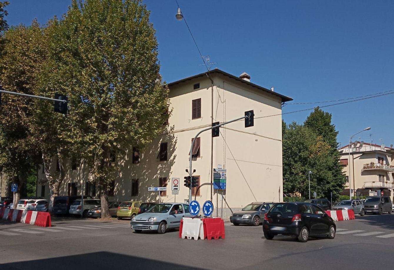 Rotonda provvisoria nel viale Matteotti per il guasto del semaforo