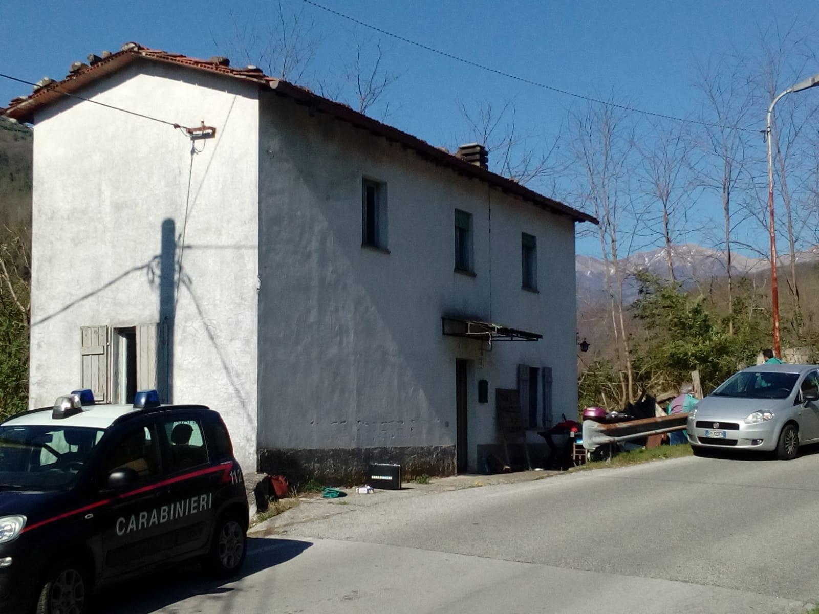 I carabinieri davanti alla casa dell'anziana trovata morta