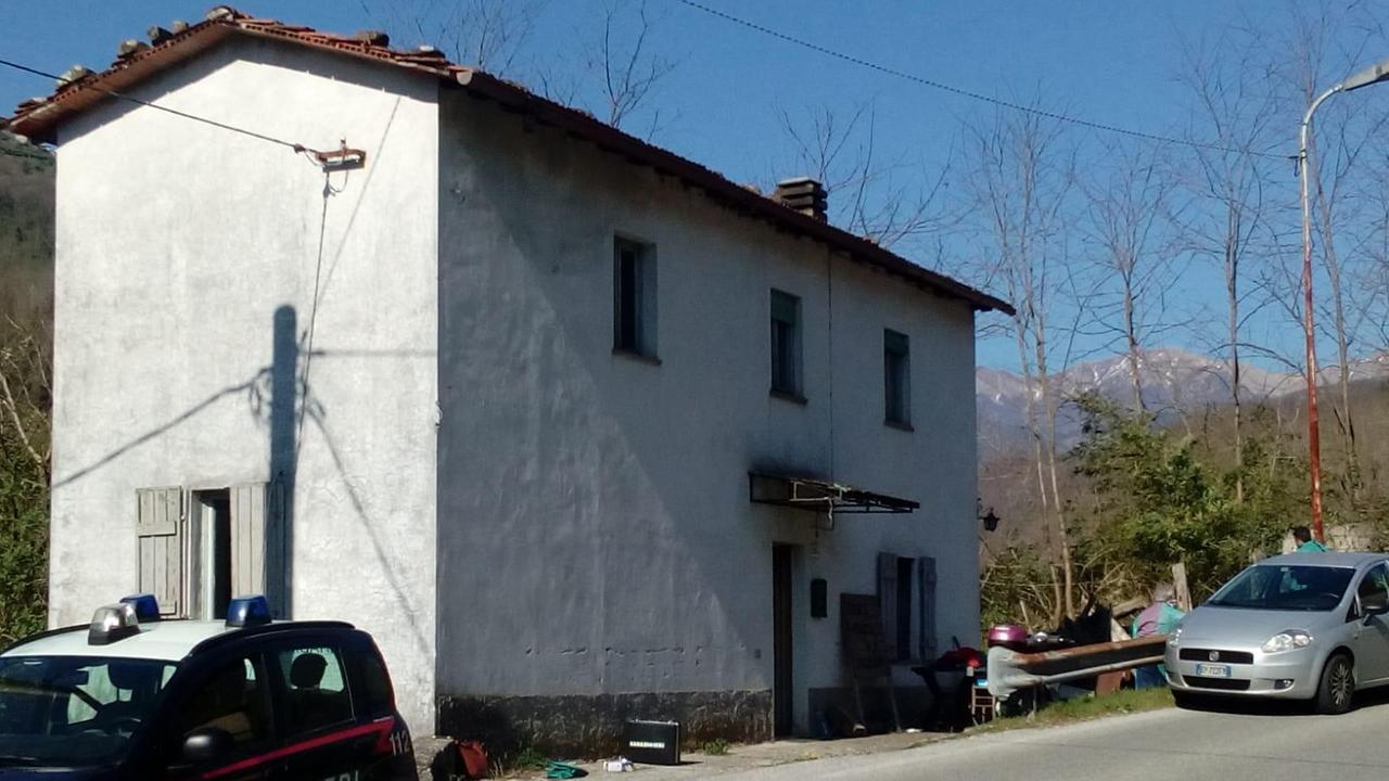 I carabinieri davanti alla casa dell'anziana trovata morta