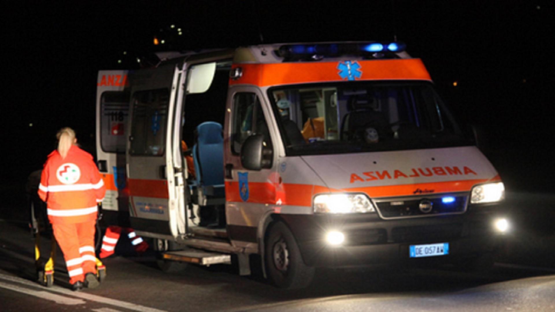Ubriaco e senza chiavi, tenta di rincasare dal terrazzo ma precipita per 6 metri