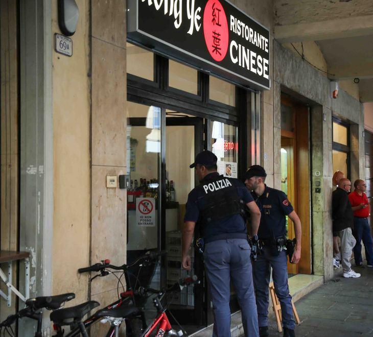 I poliziotti in via Emilia San Pietro