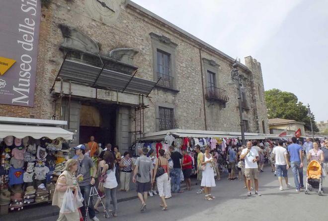 Bancarelle via dal Duomo, aumentano gli sfrattati 