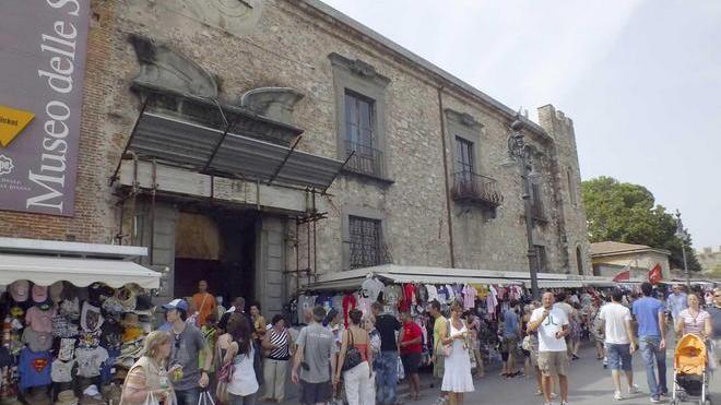 Bancarelle via dal Duomo, aumentano gli sfrattati