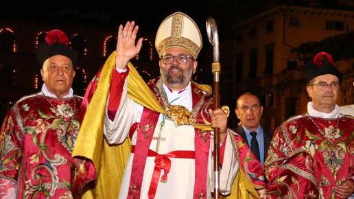 Il vescovo: «Ho ricevuto lettere anonime e la cosa non mi piace»