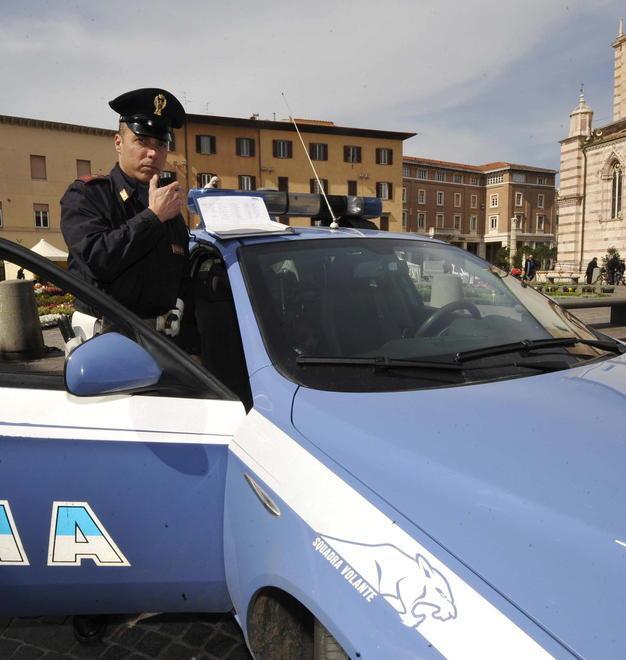 Inseguimento a sirene spiegate in centro Preso con la droga, accusa un malore 