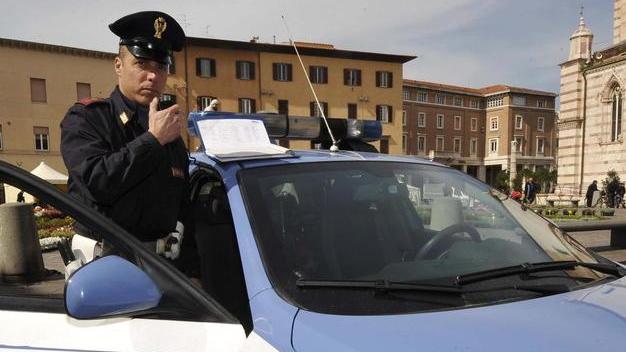 Inseguimento a sirene spiegate in centro Preso con la droga, accusa un malore
