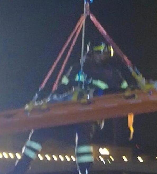 Scivola di notte dalle spallette e si schianta sulla massicciata 