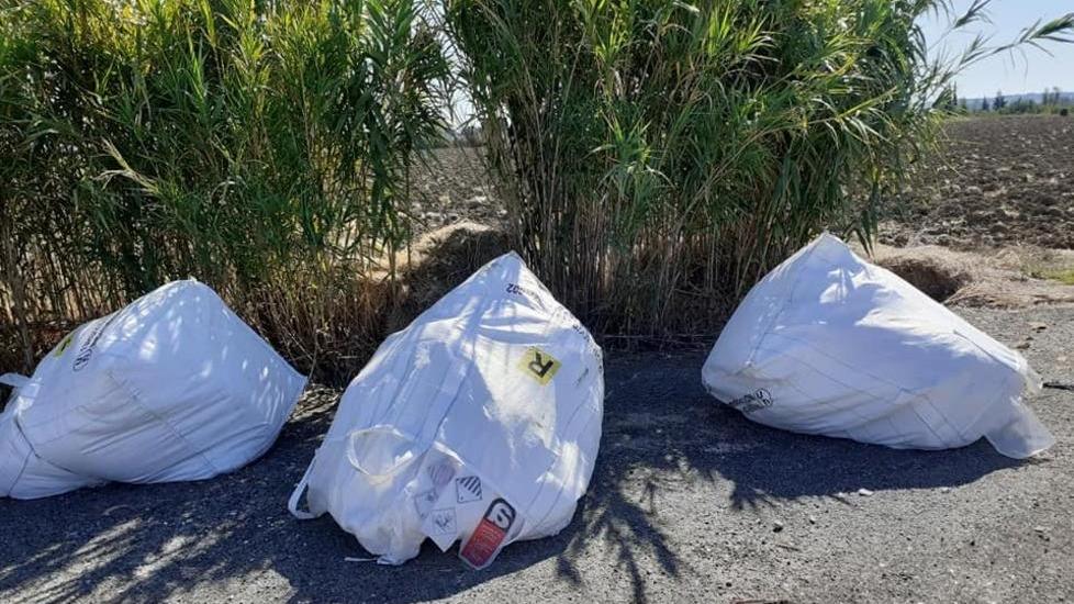 Bidoni di rifiuti tossici nella discarica abusiva in zona Scolmatore