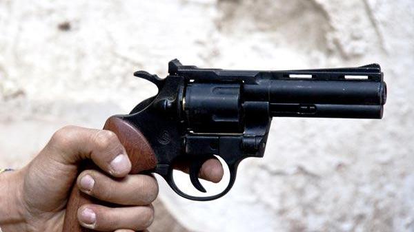 Il rapinatore si fa prendere dal panico e fugge senza bottino