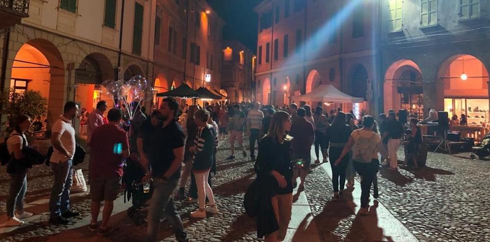 Recupero di successo per la notte bianca Folla in centro storico