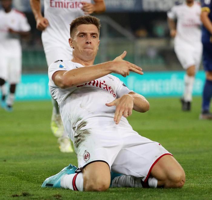 Il Milan a fatica passa a Verona Piatek torna al gol dal dischetto 