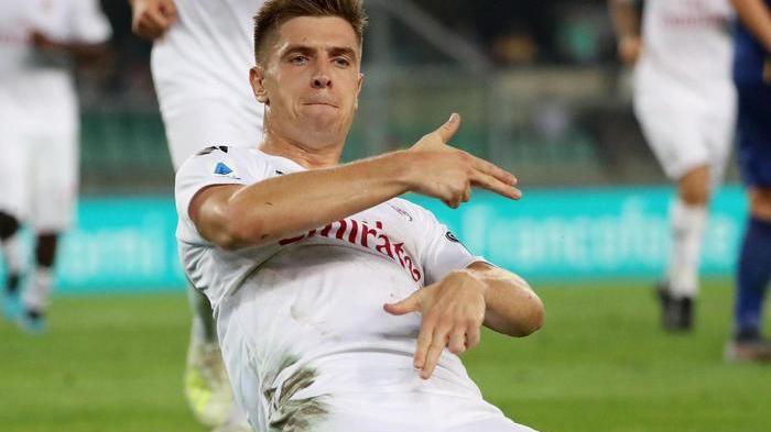 Il Milan a fatica passa a Verona Piatek torna al gol dal dischetto
