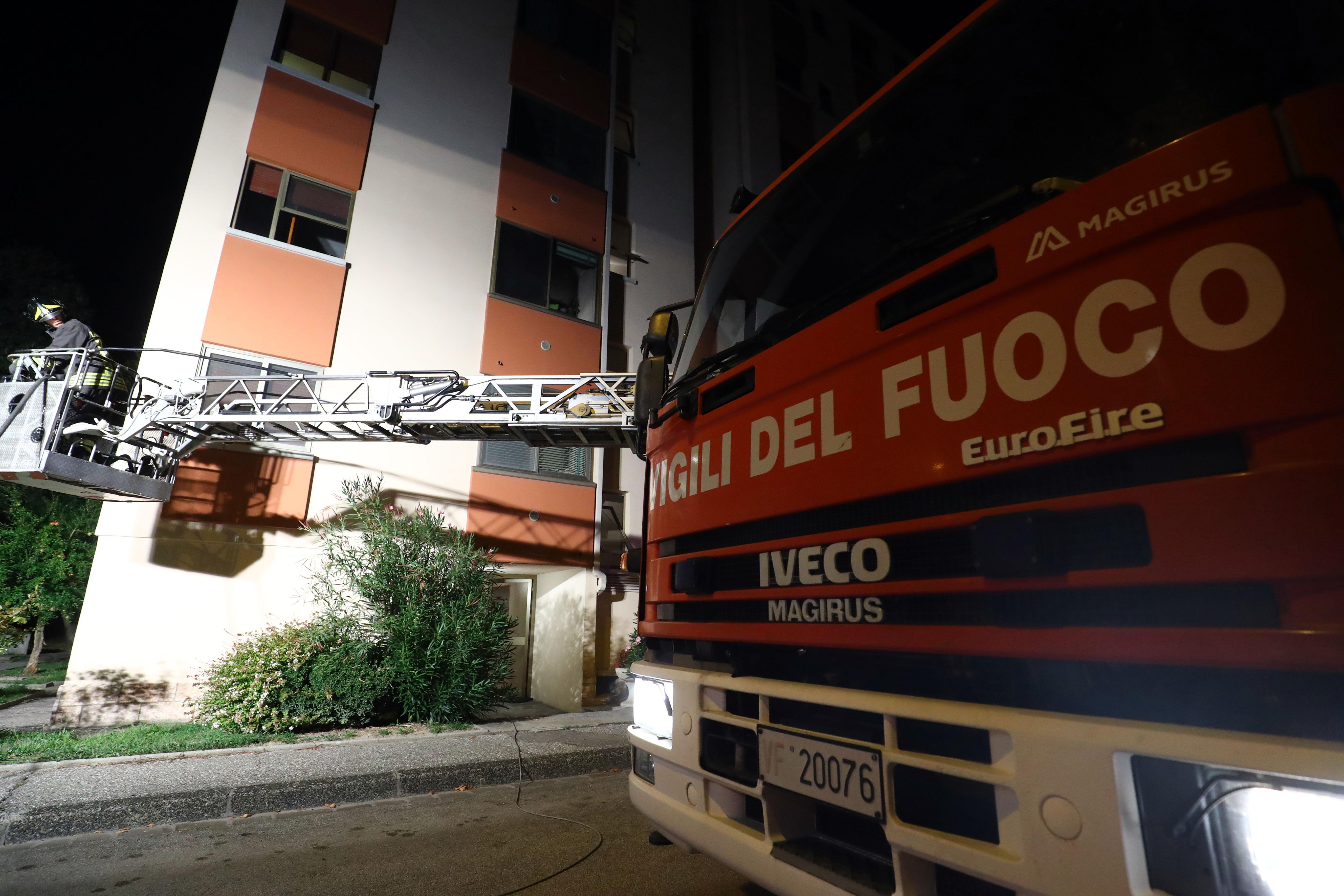 L'intervento dei vigili del fuoco al Doro: niente da fare per Elisabetta Marani, era già deceduta