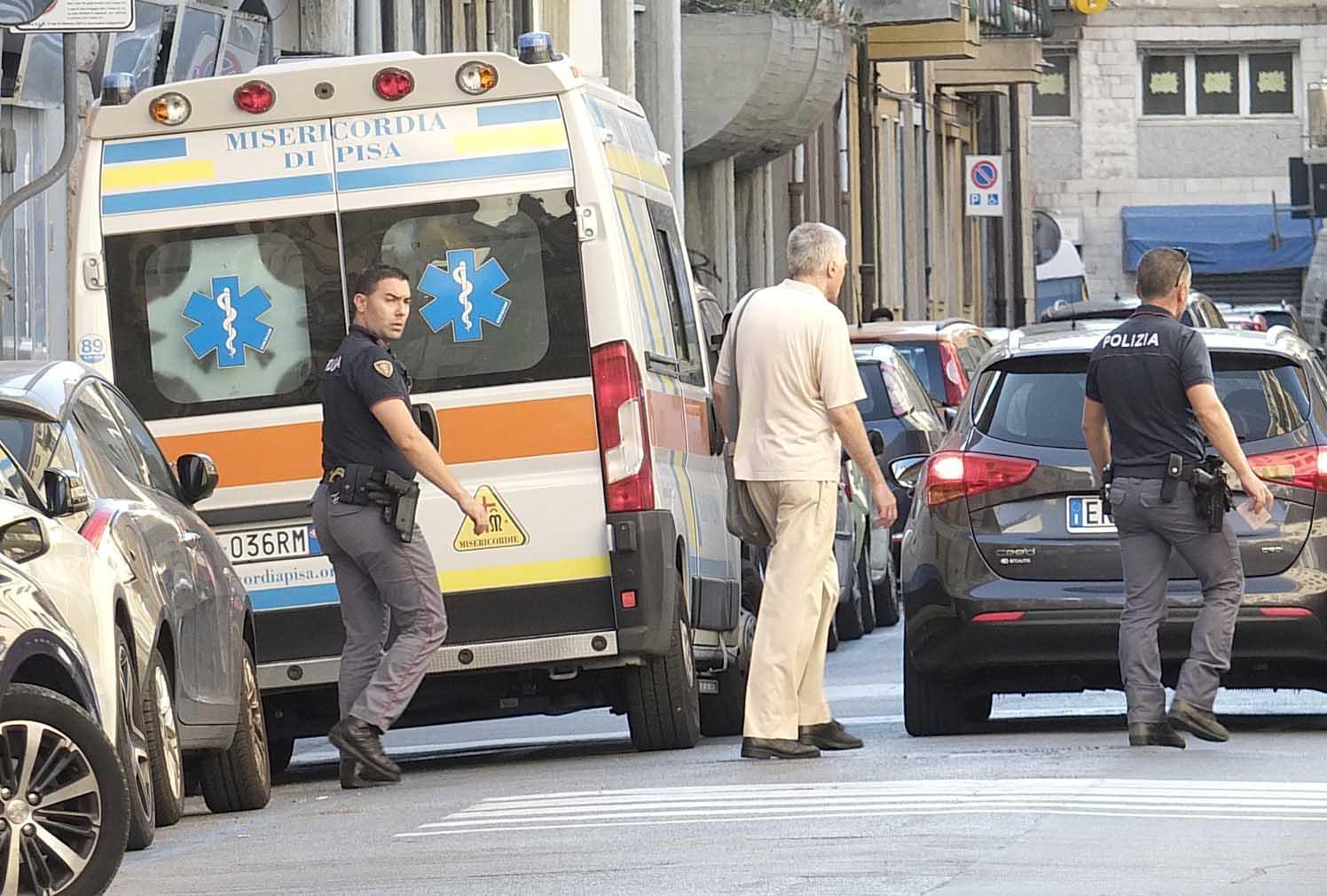 Polizia e un'ambulanza in via Vespucci (Foto Muzzi)